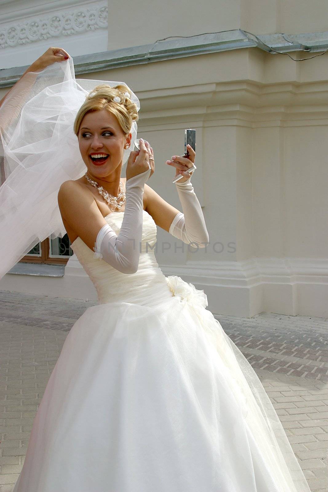 The cheerful bride with a mirror