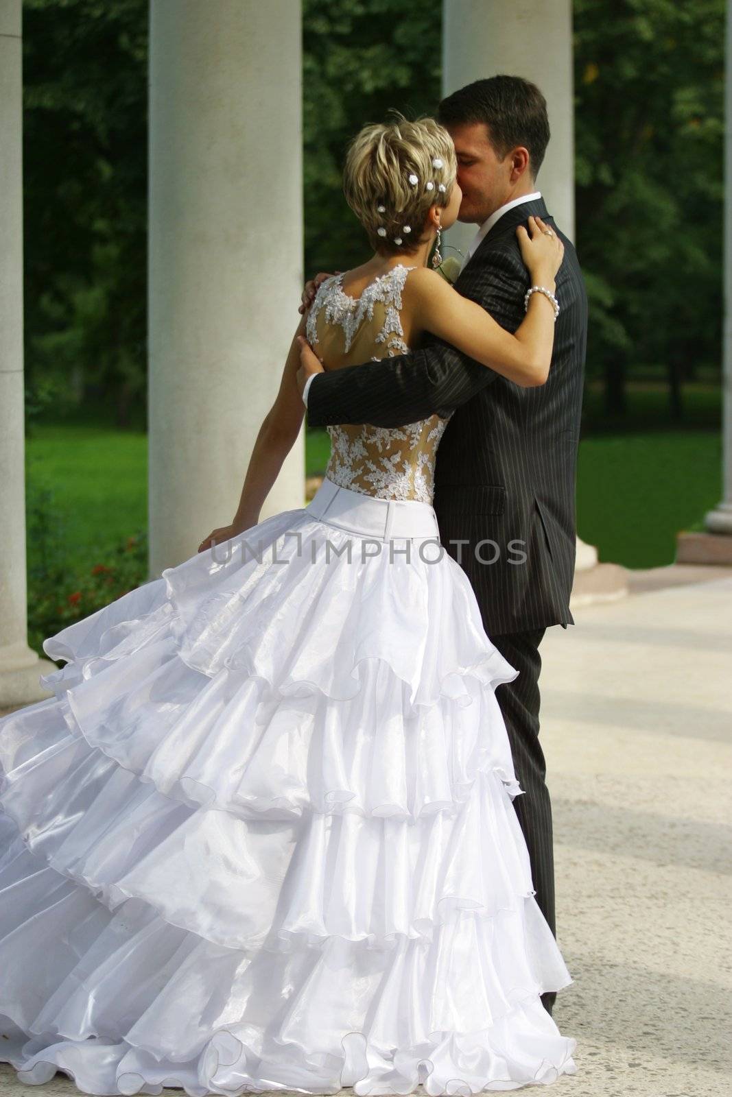 Recently married pair has kissed in park