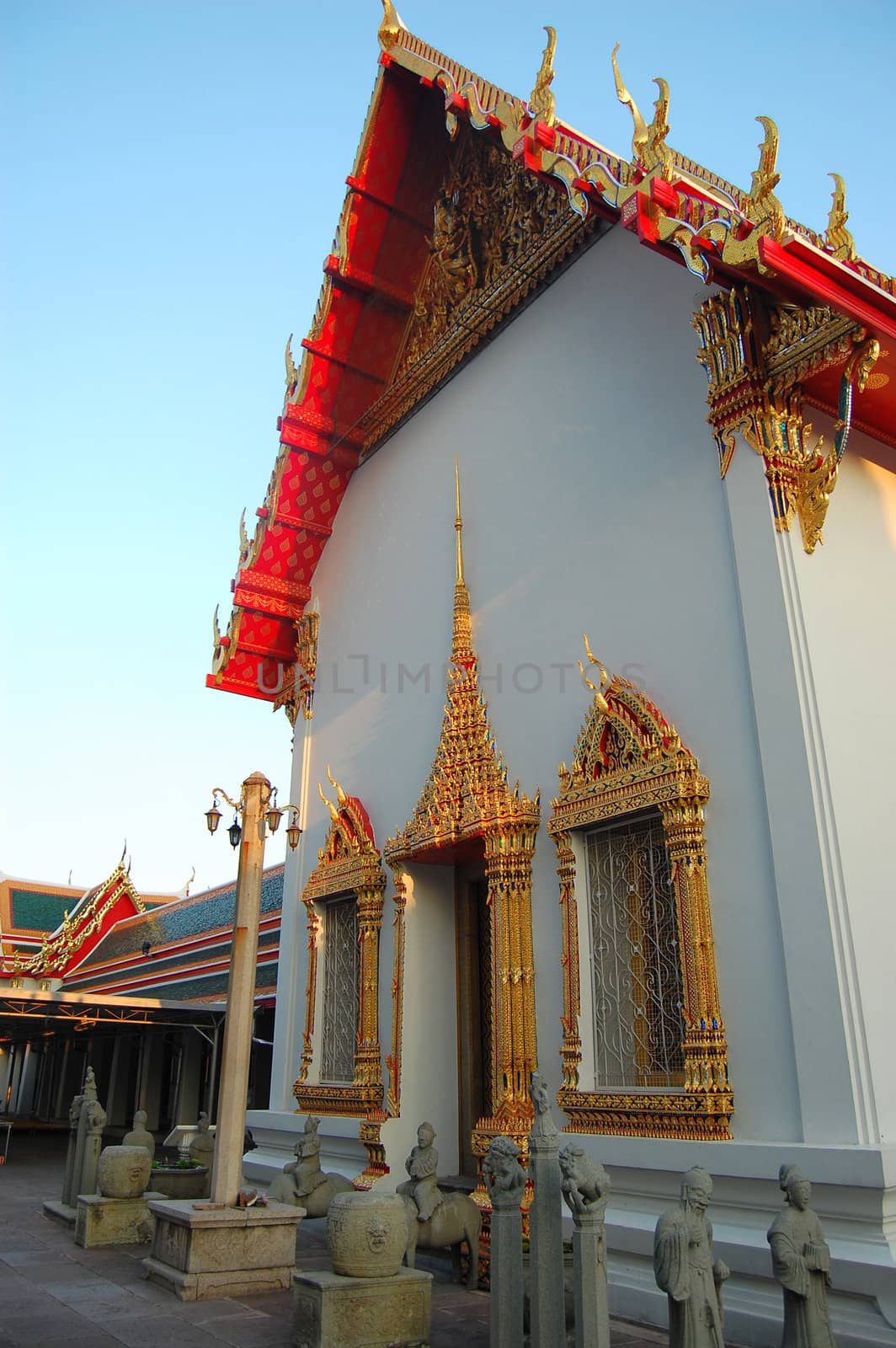 Wat Pho Temple of the reclining Buddha by danemo