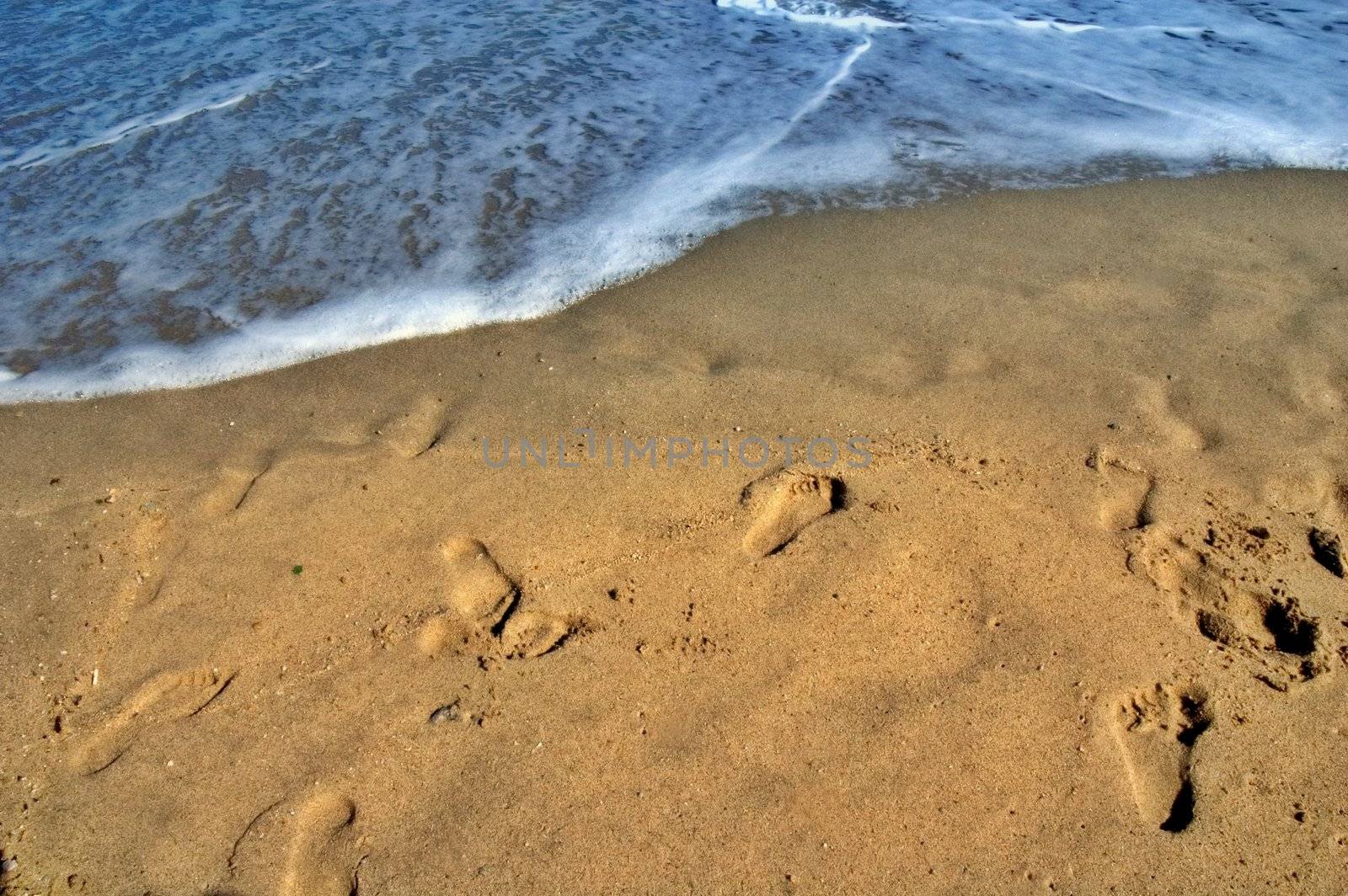 Footprints on the beach by sil