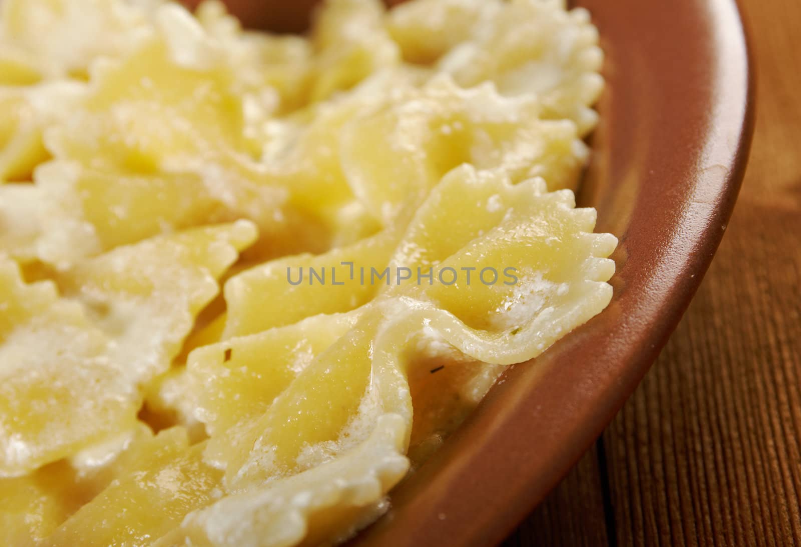 Farfalle pasta with cream sauce