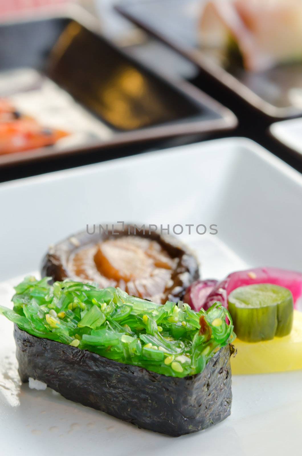  Chuka seaweed sushi by rakratchada