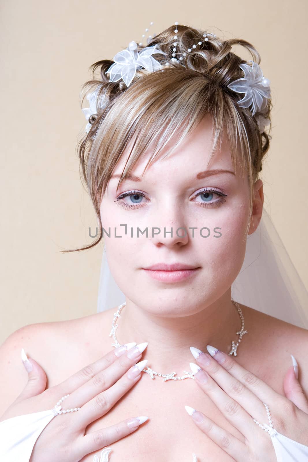 beautiful bride puts on a necklace