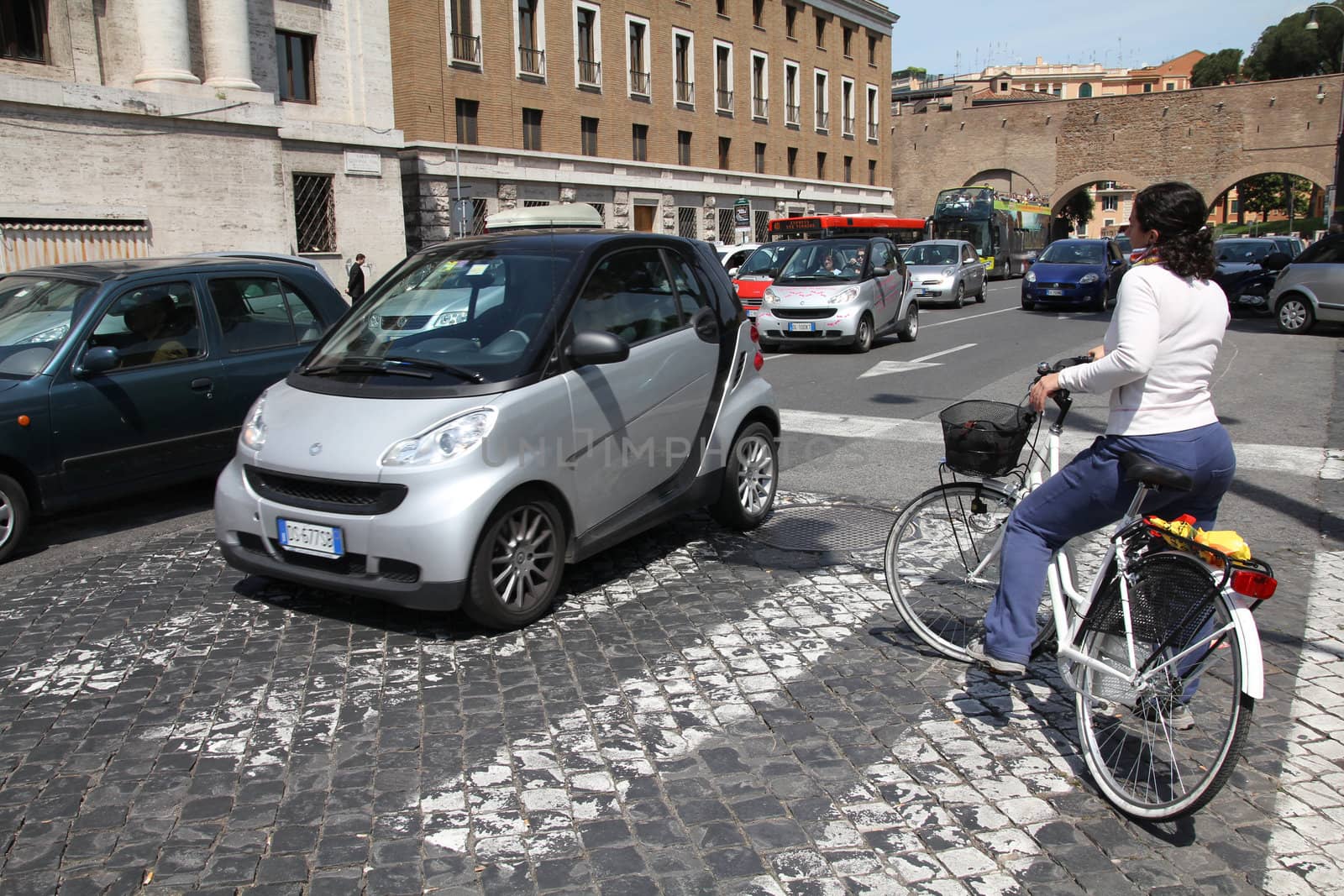 Cyclist in Rome by tupungato