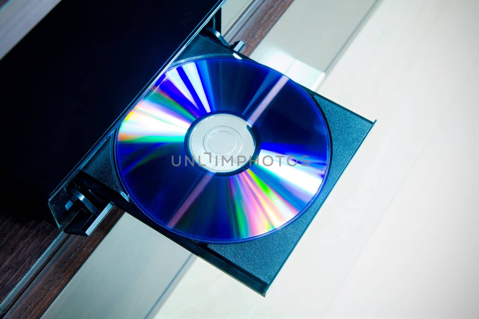 Disc insterted to DVD or CD player by simpson33