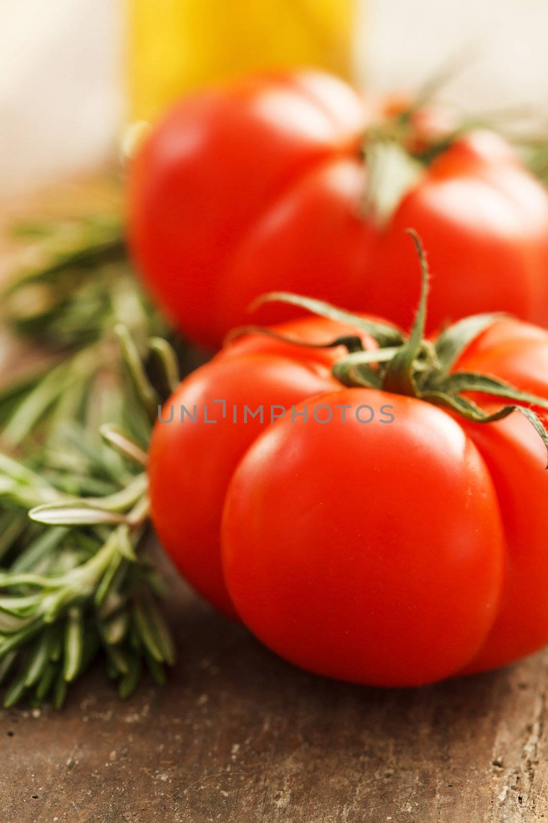 fresh tomatoes by shebeko