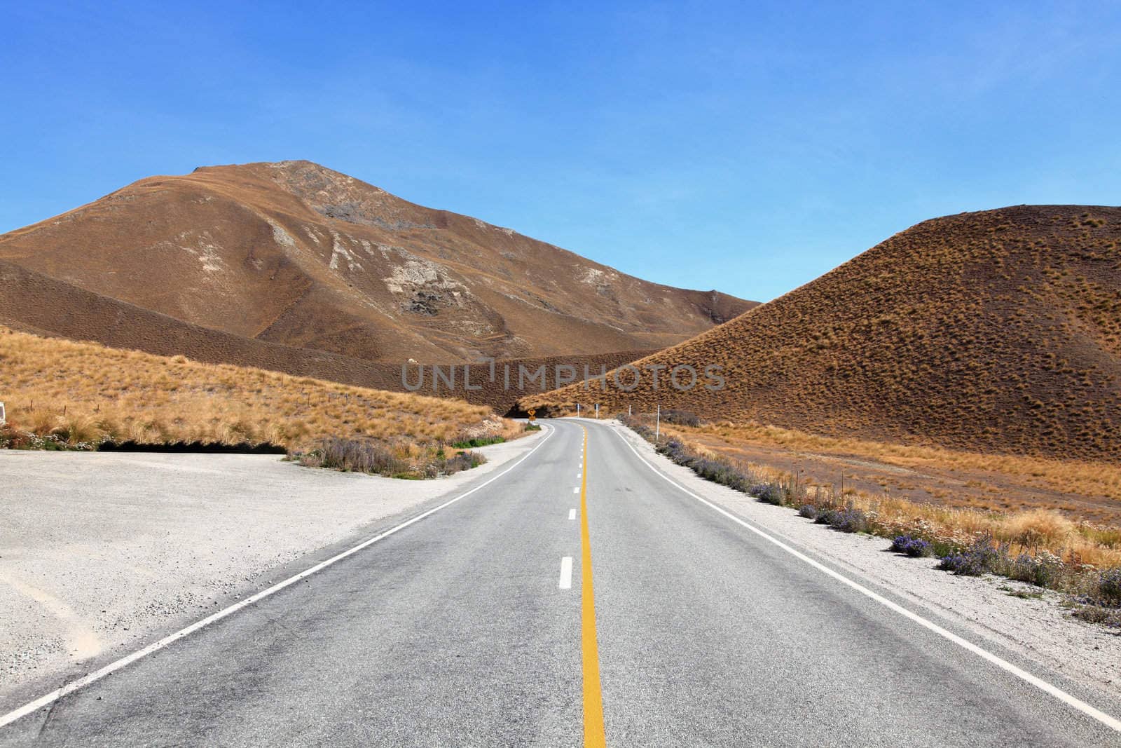 Road stretching out into the distance at Lindis Pass in New Zealand