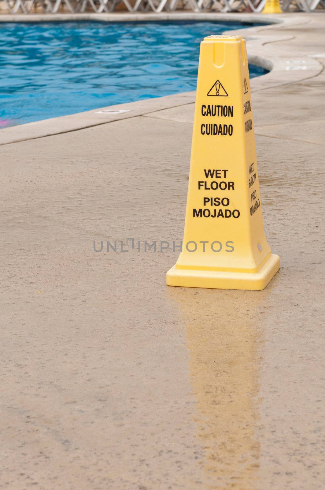Wet floor sign by luissantos84