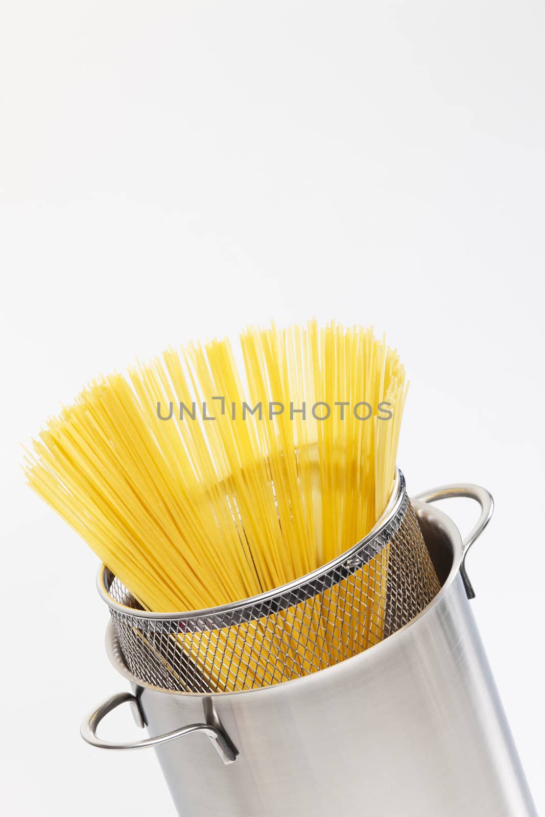 spaghetti in pot