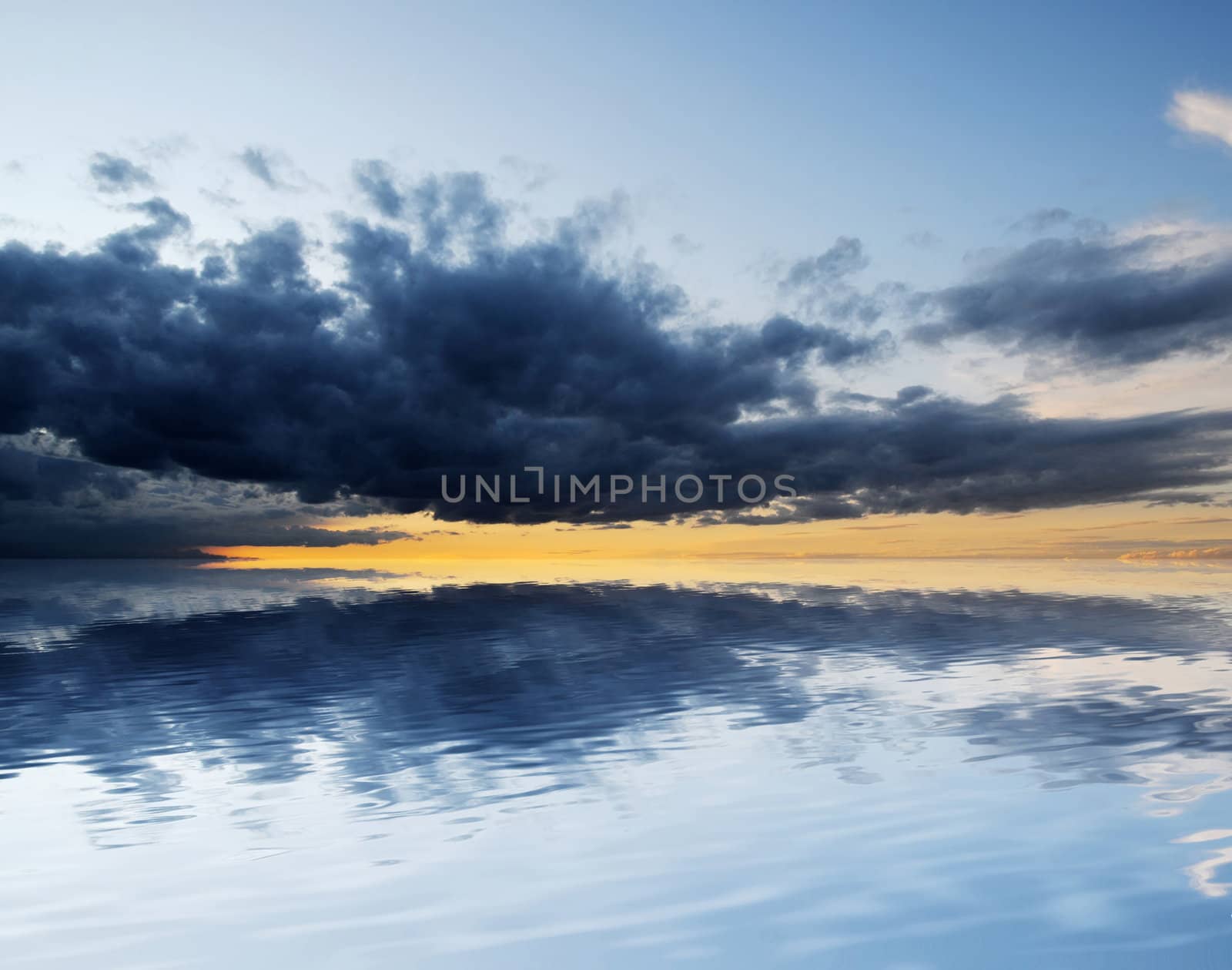 Beautiful cloudy seascape by milinz