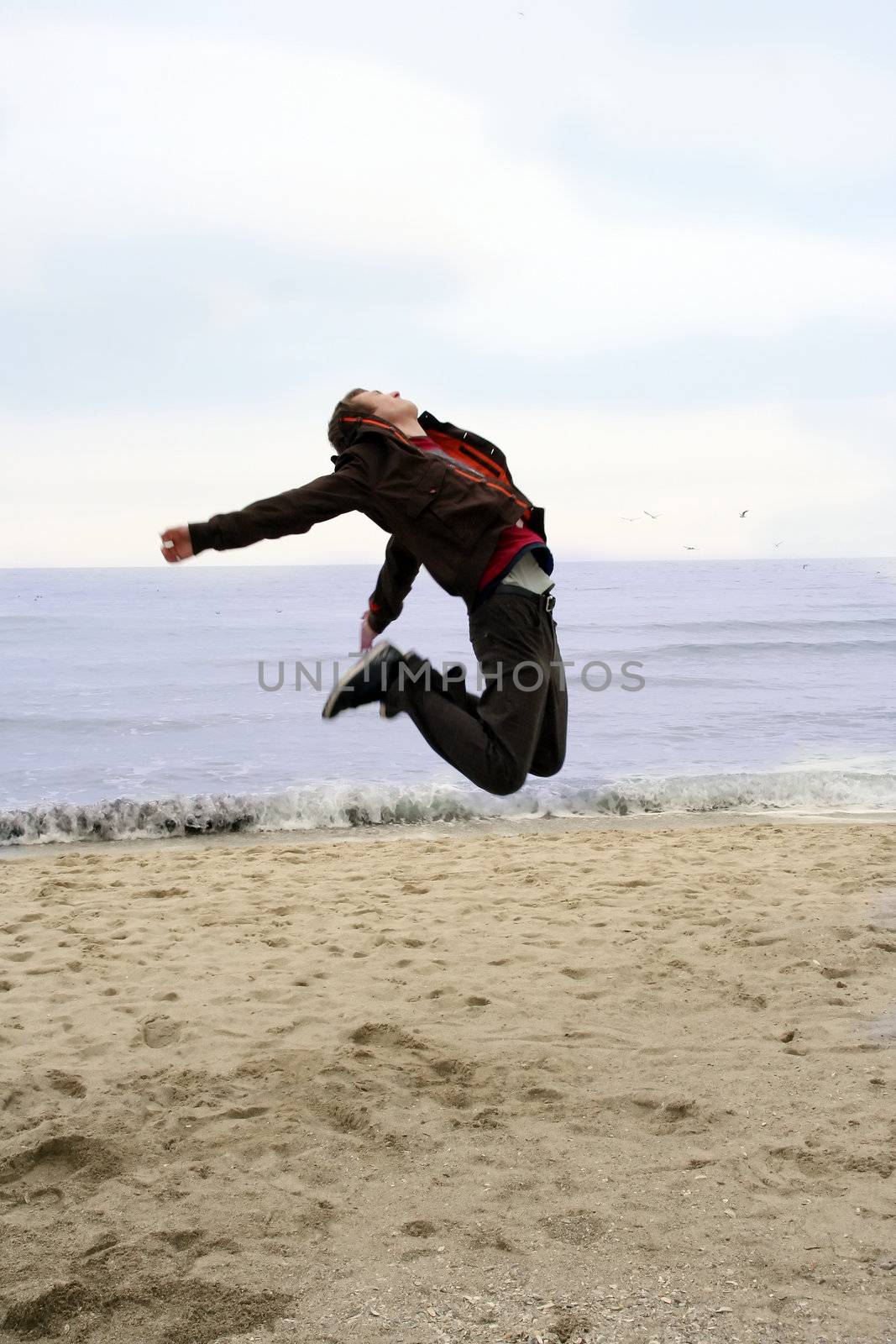 The young man jumps on the sea