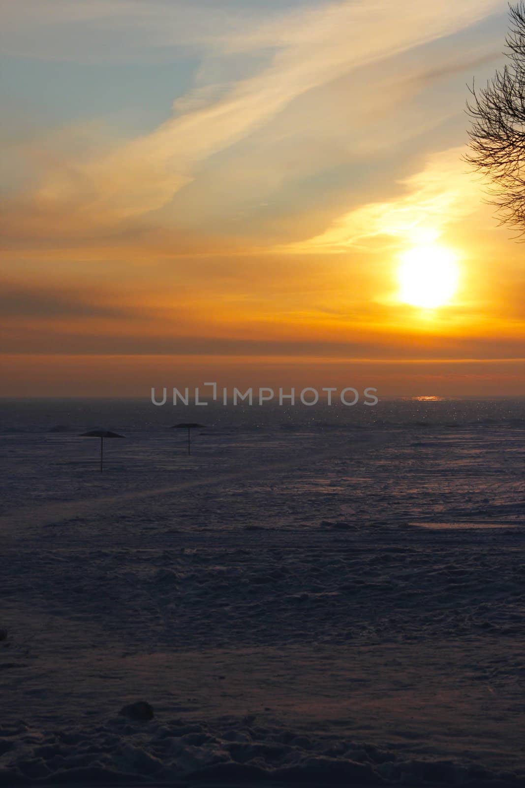 Beautiful winter sunset by Metanna