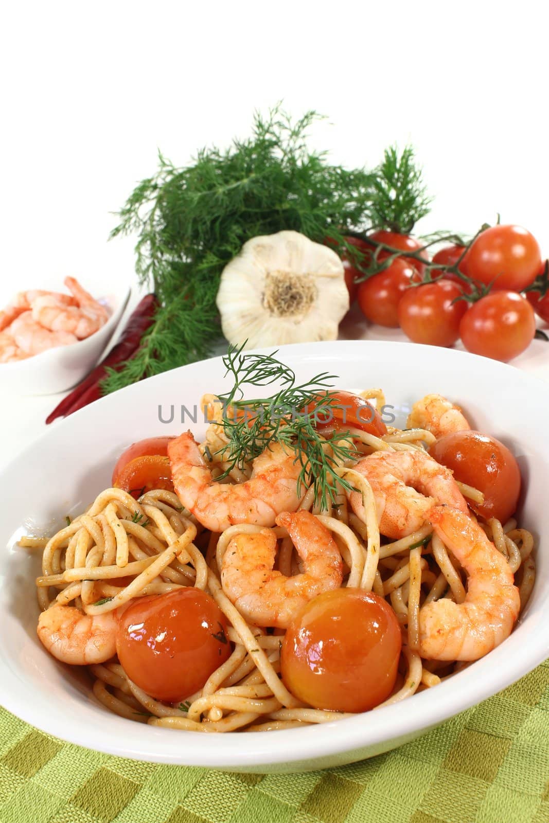 spaghetti with shrimps, tomatoes and dill