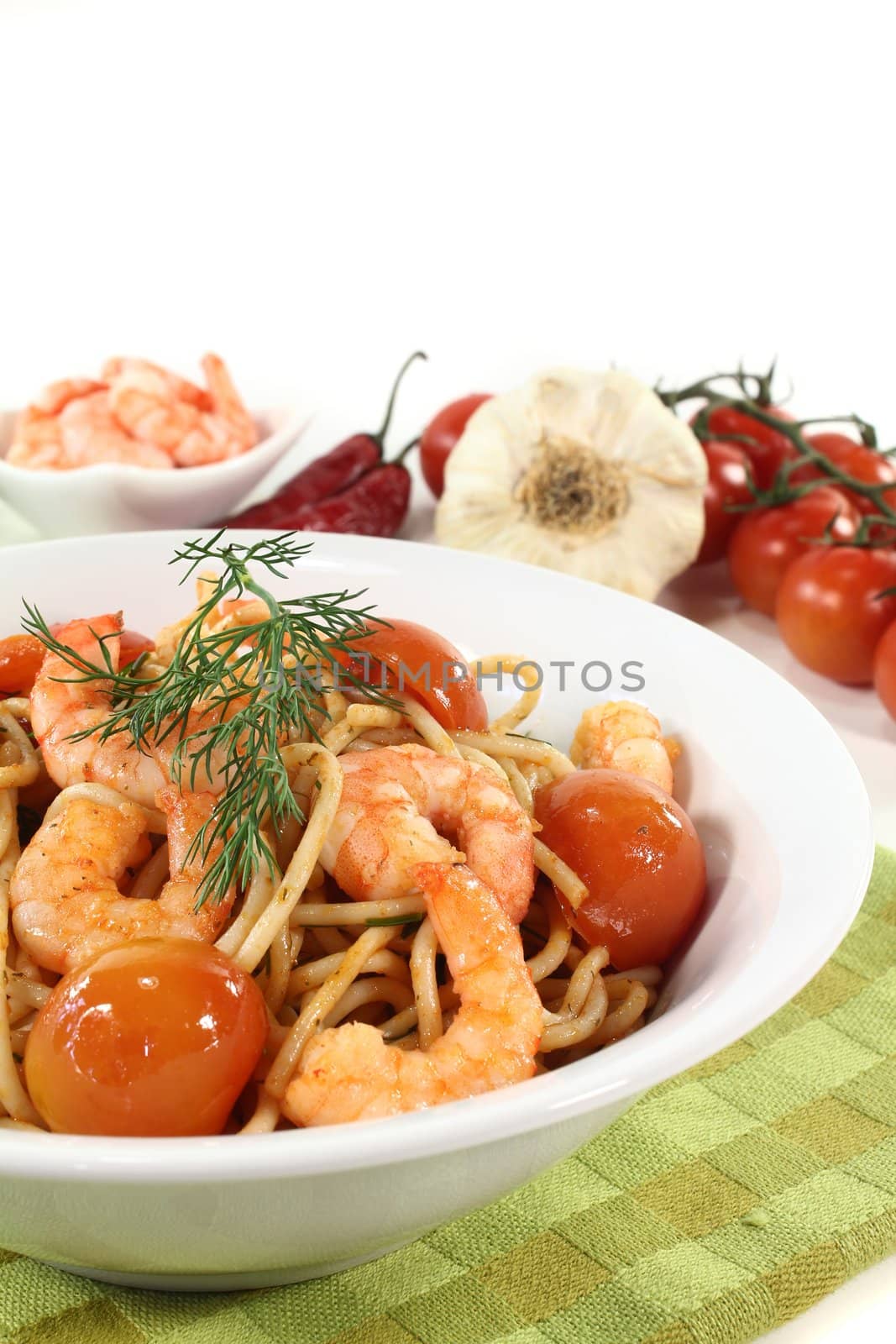 spaghetti with shrimps, tomatoes and dill