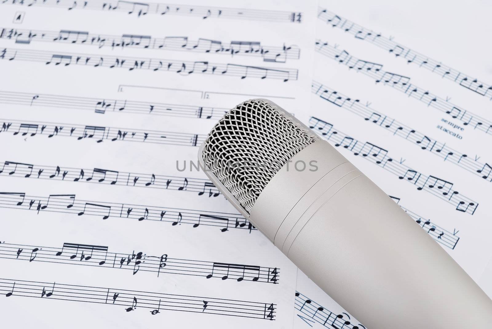 microphone and notes by vetkit