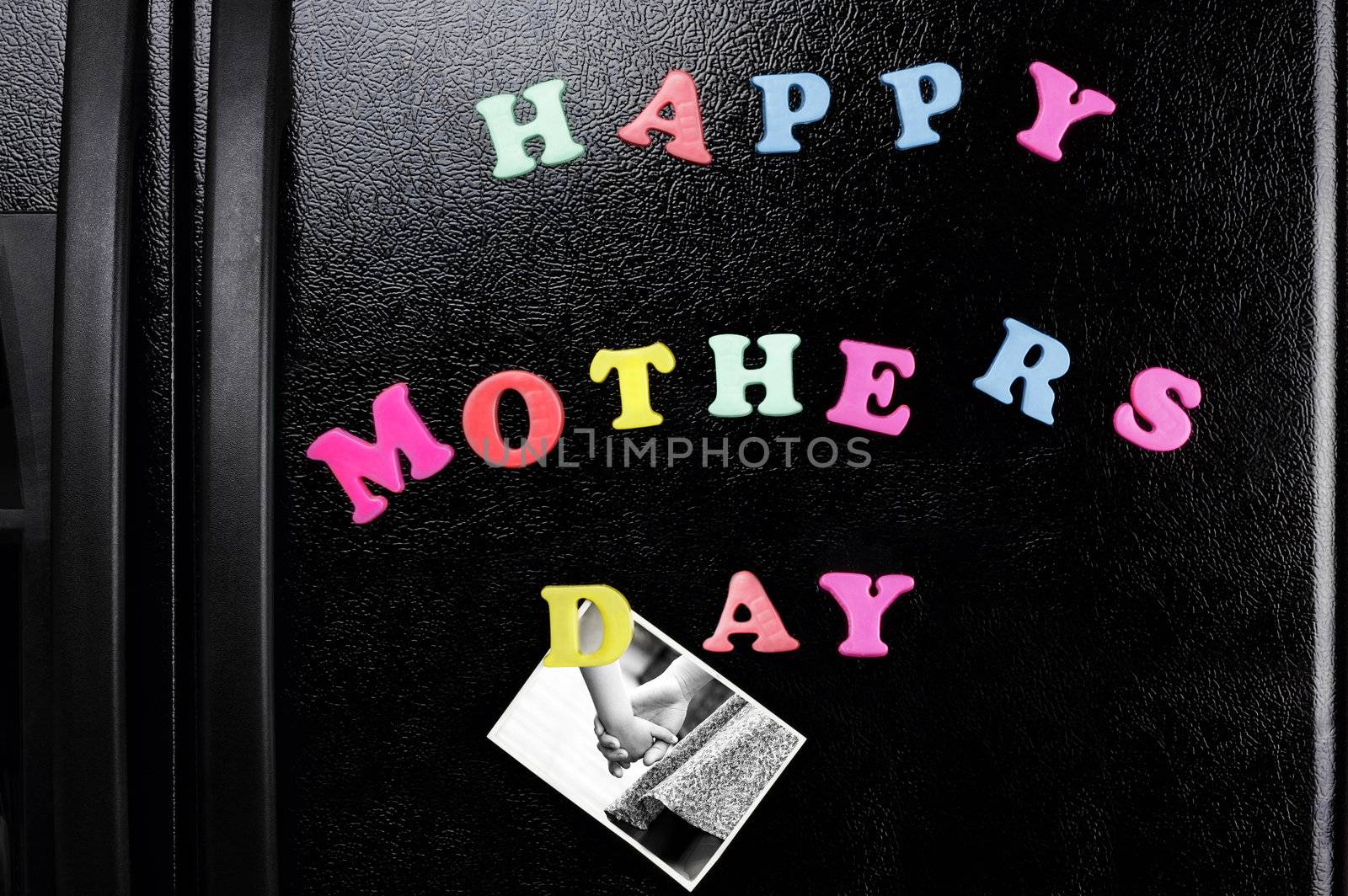 Refrigerator magnets with the message of "Happy Mother's Day" and a photo of a father and child holding hands.