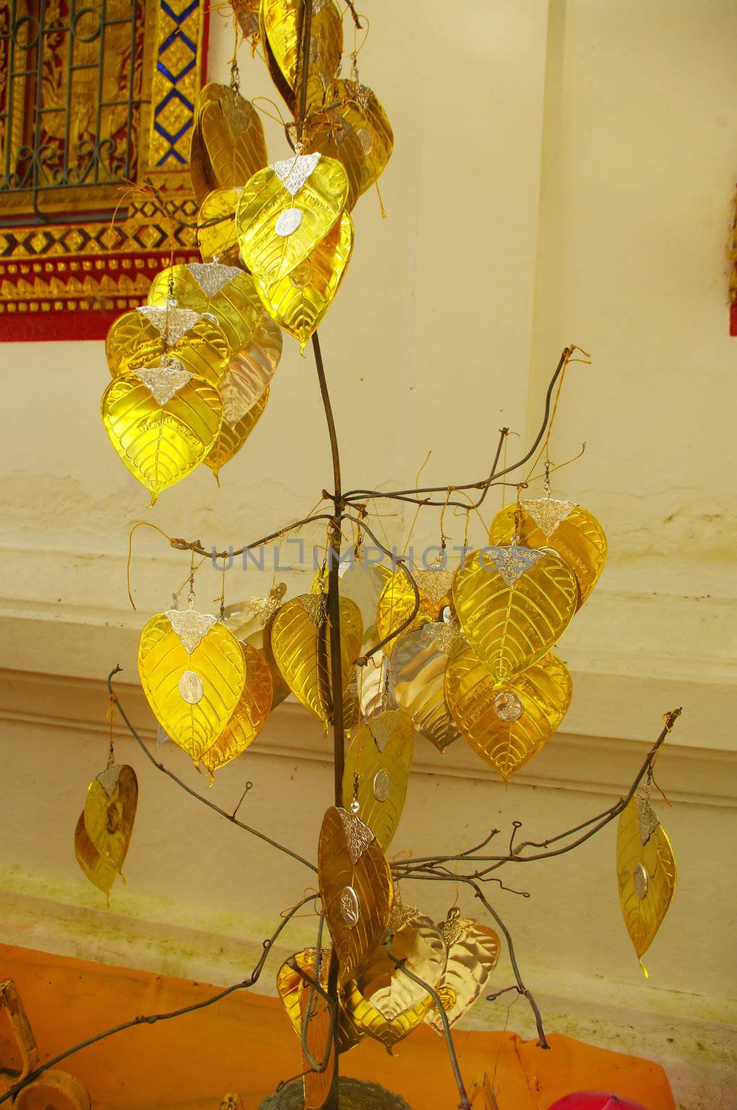 In Asia, the religious fervor is high. Many opportunities are offered to the faithful to make donations. In Buddhist temples, for the very generous donors there is a tree with donations. The faithful are buying a piece where they engrave their names. Thus they contribute to the construction of a new temple or a giant Buddha