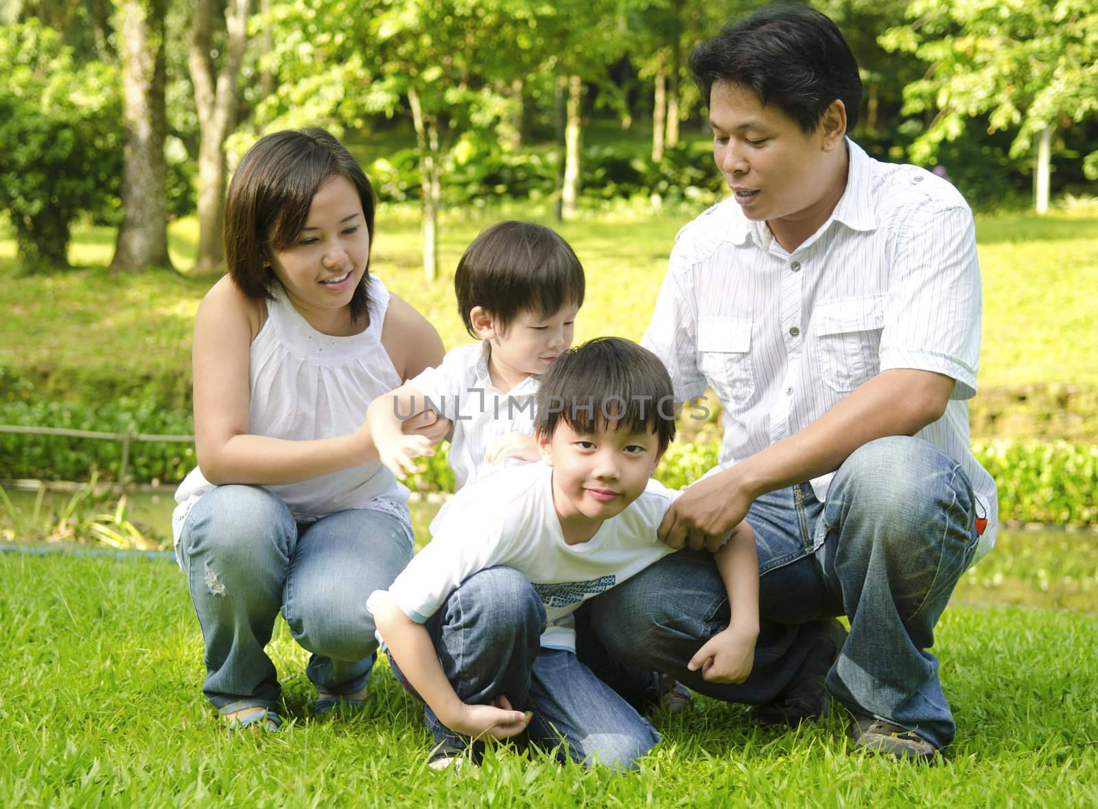 Happy Asian family by szefei