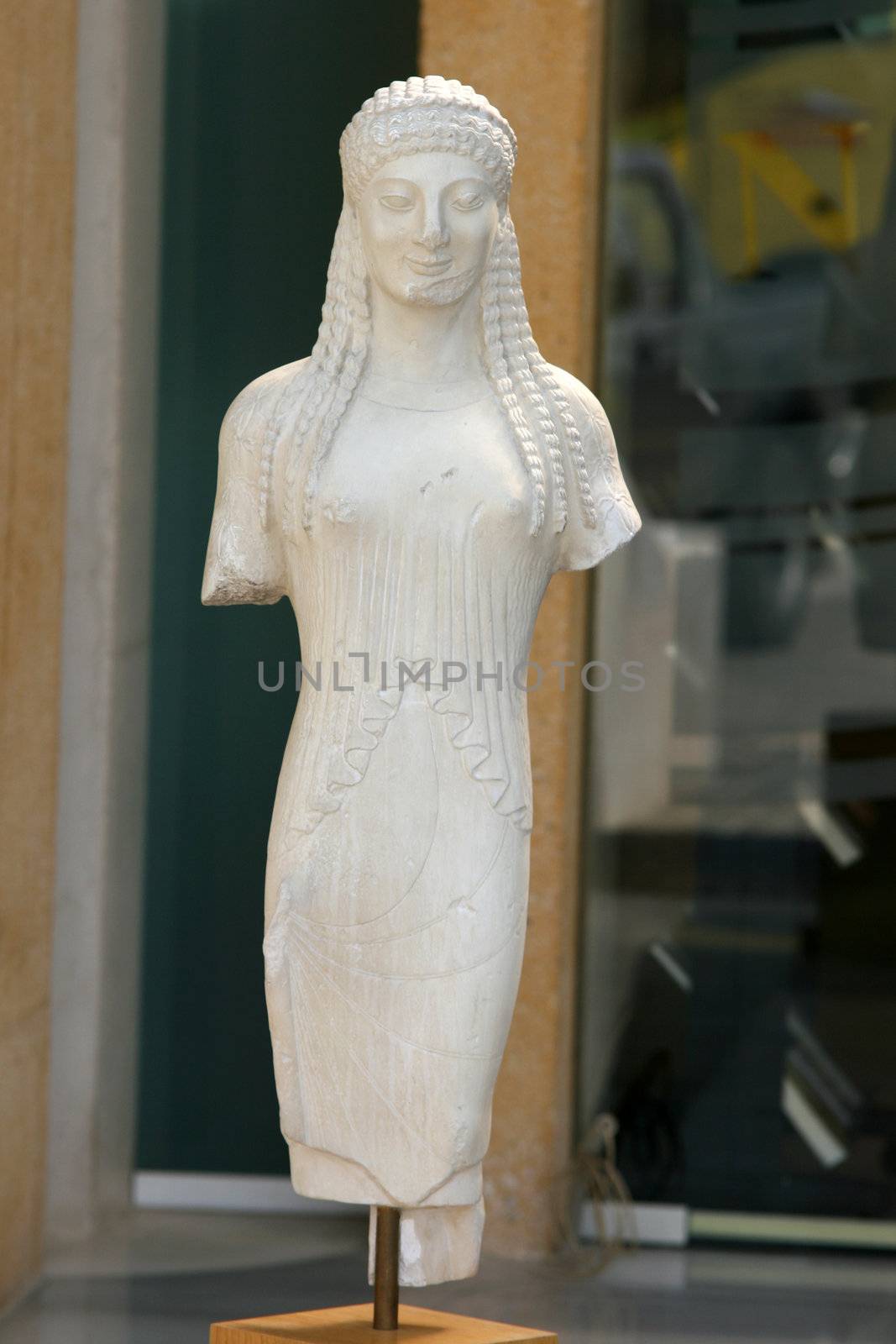 ancient greek sculpture of woman replica