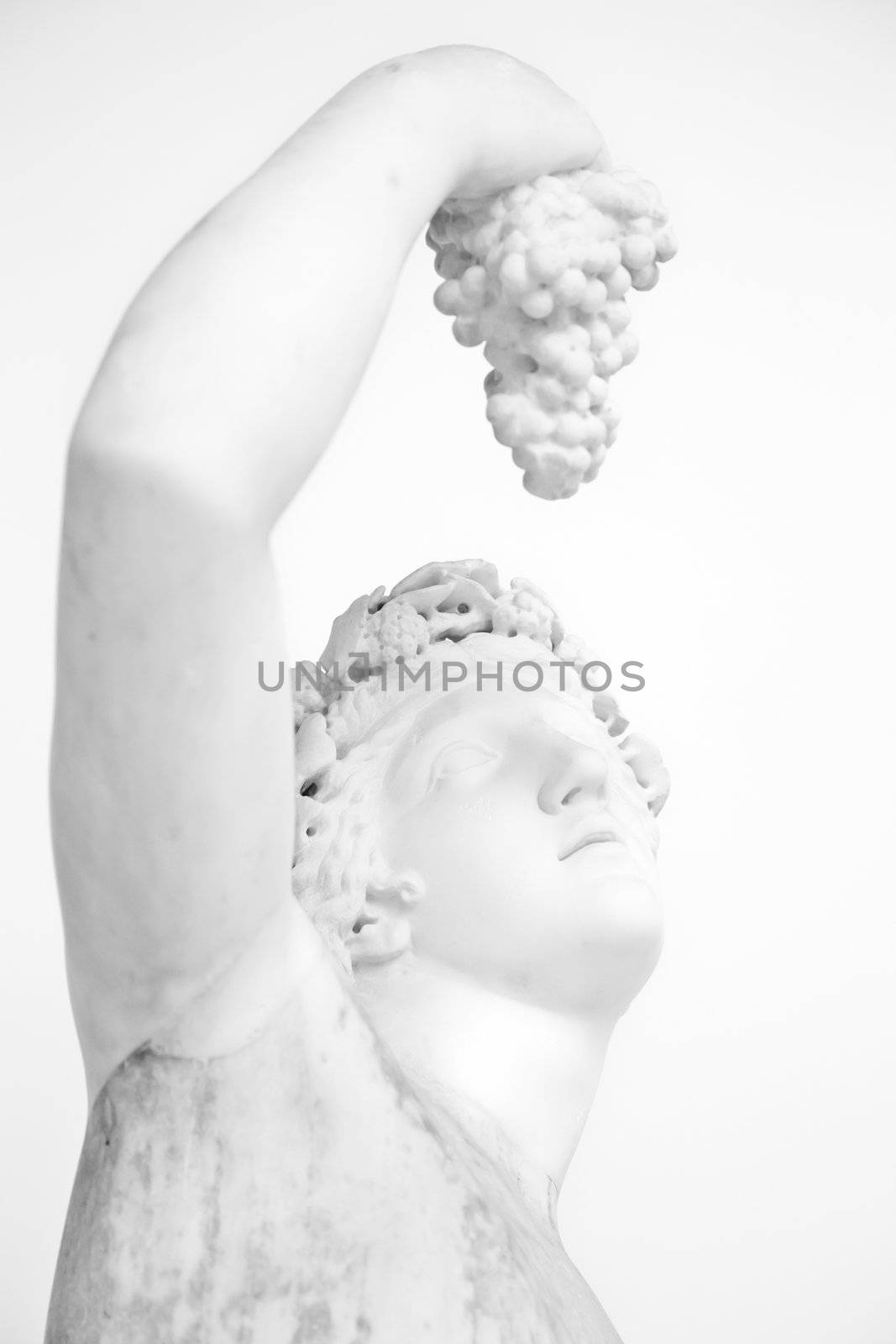 Statue with grapes, classical pose, original (more than 1600 years old)