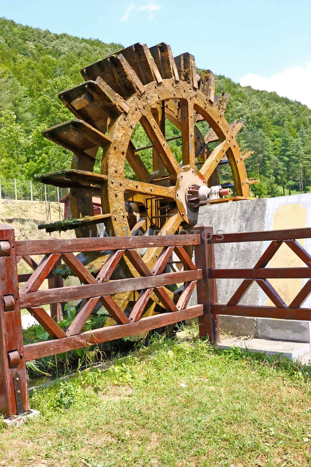 Wooden wheel of an old water mill