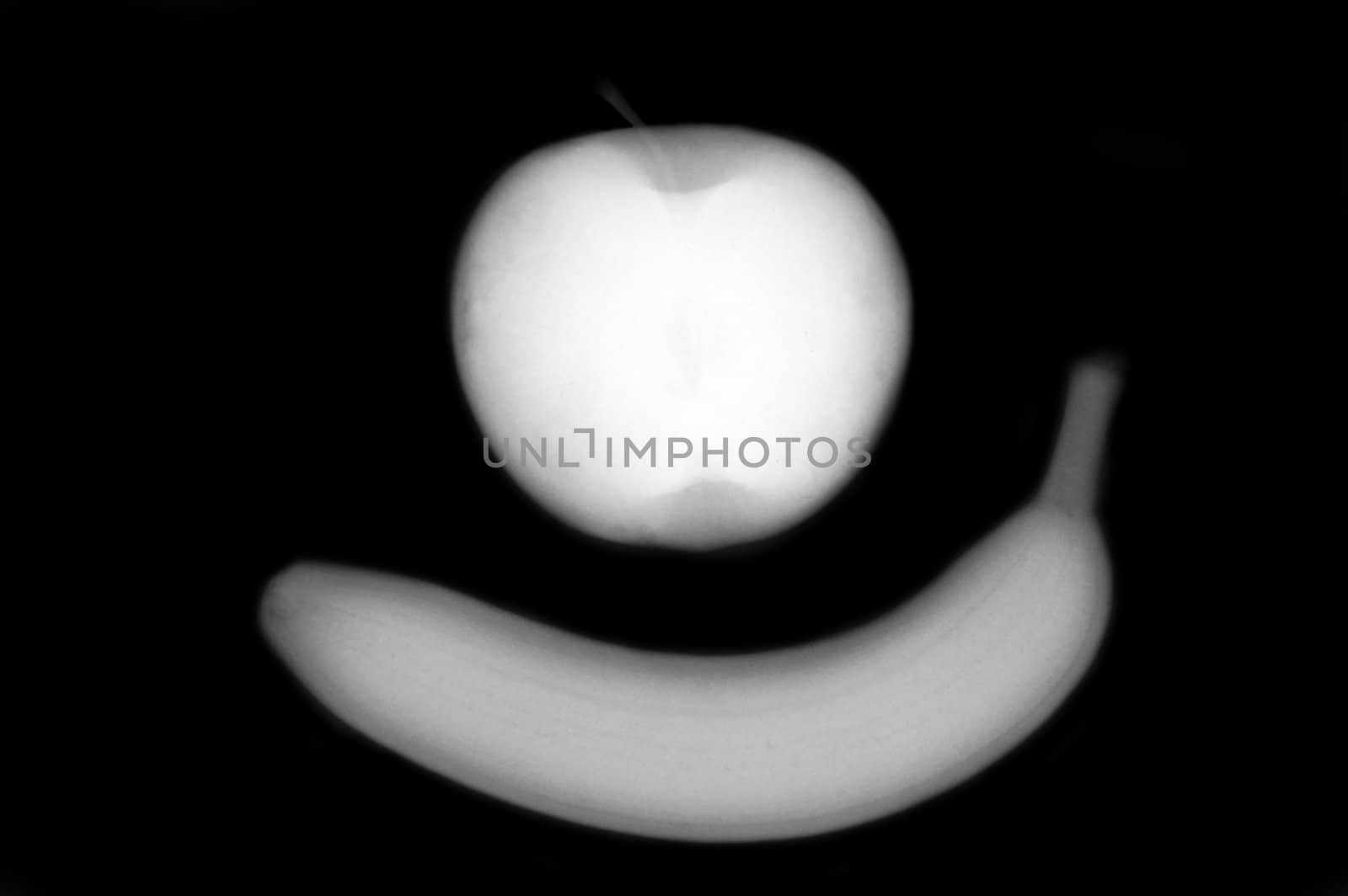 An apple and banana are scanned by X-ray