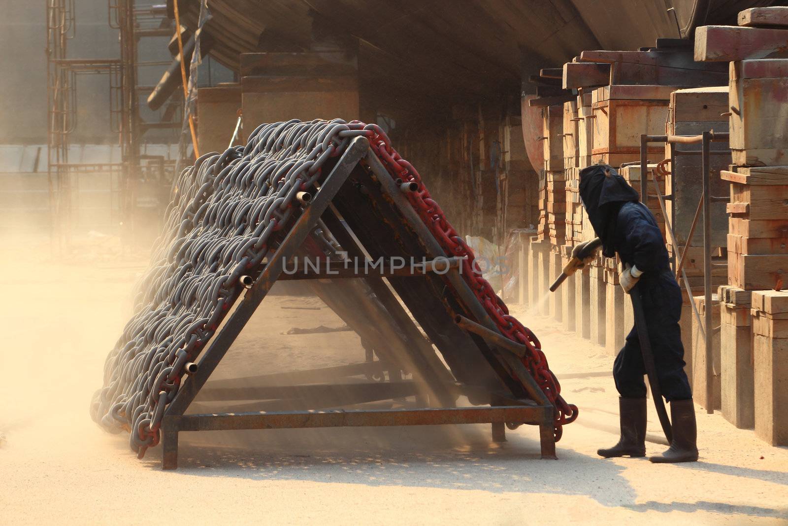 Sandblasting  inject Chain  in dry dock by rufous