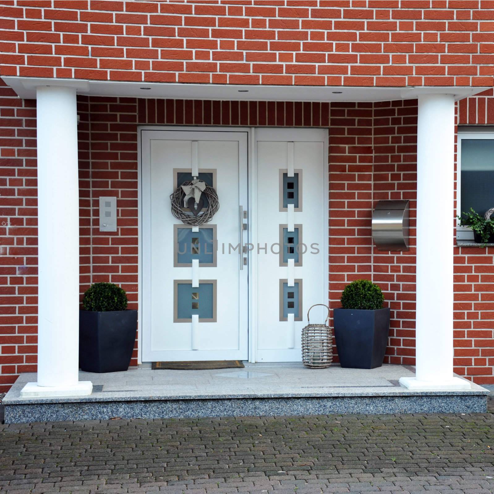 Elegant front door of the house - quadratsich