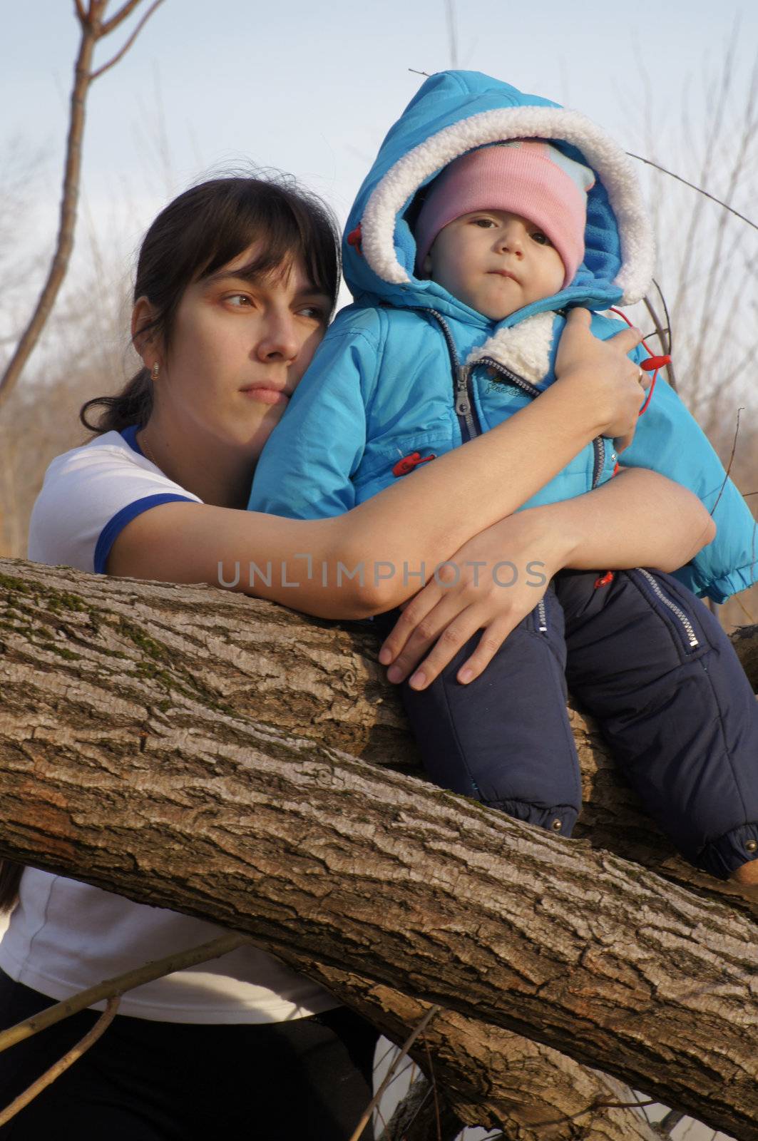 Young mother walks in the park with your child