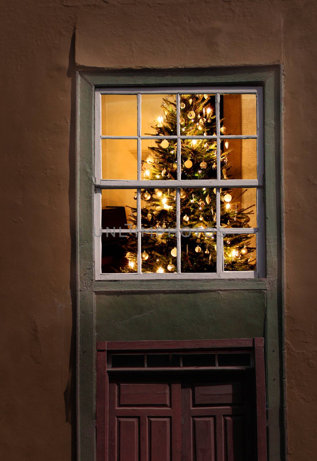 Lit Christmas tree window by anterovium