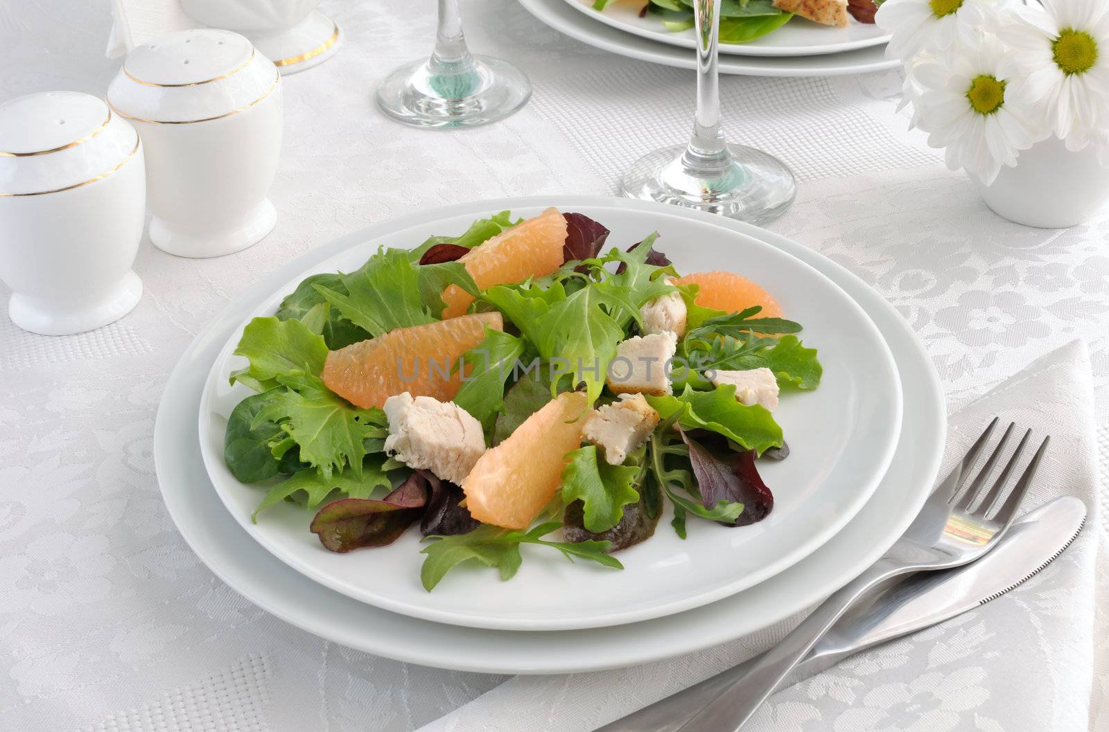 Chicken salad with grapefruit and a mixture of fresh salads