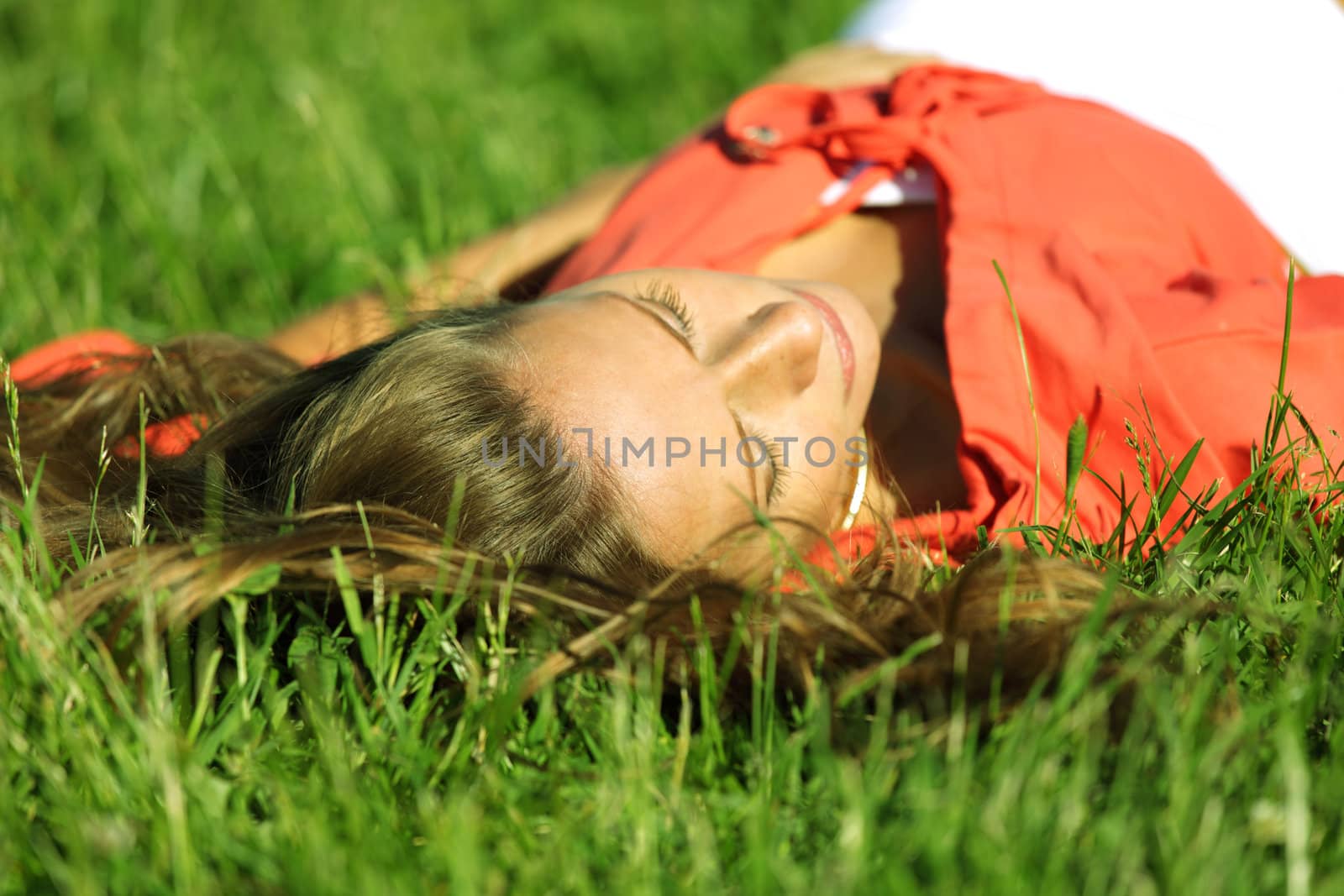 young sommer woman on green grass