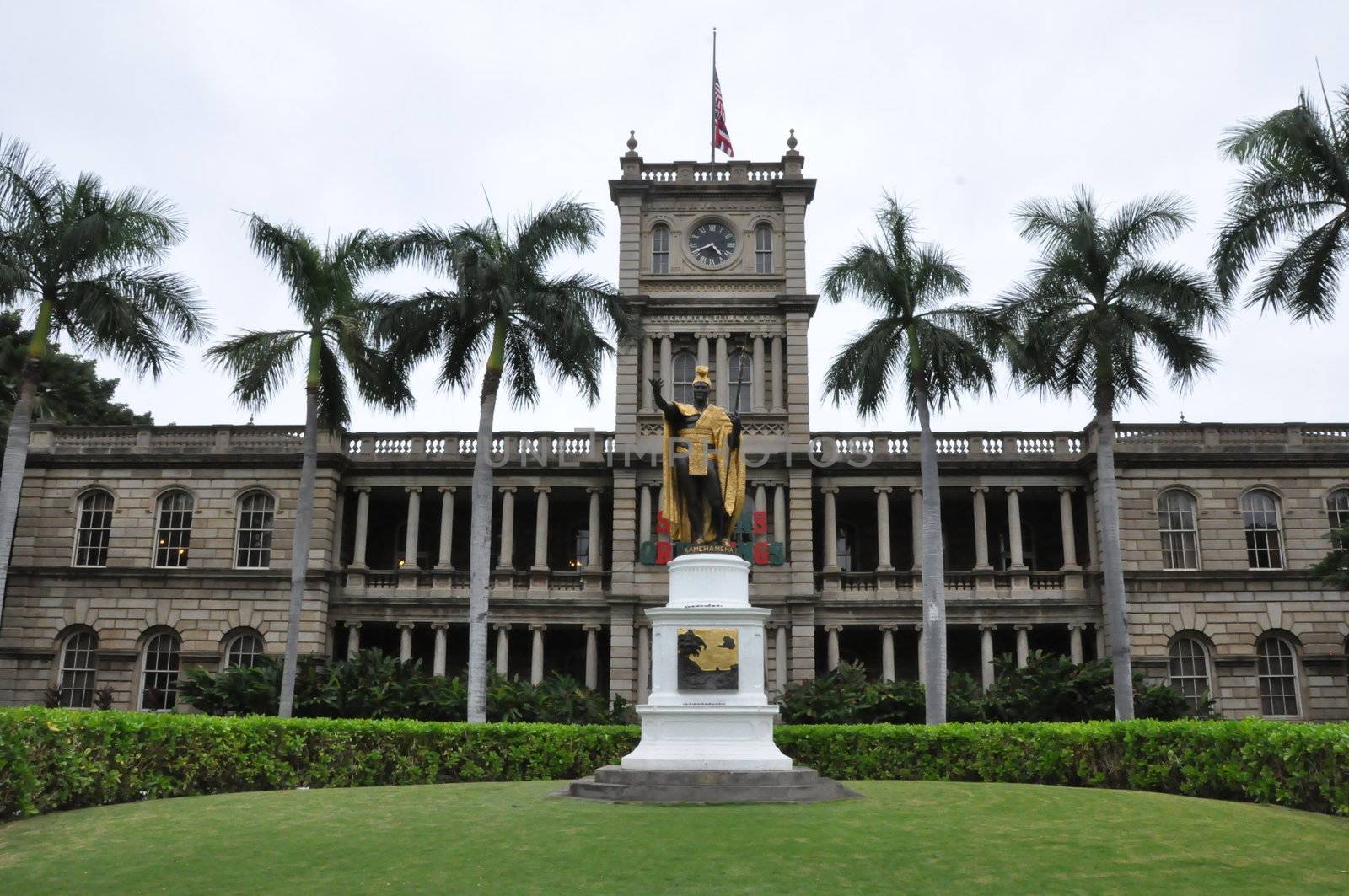 King Kamehameha Statue in Oahu, Hawaii by sainaniritu