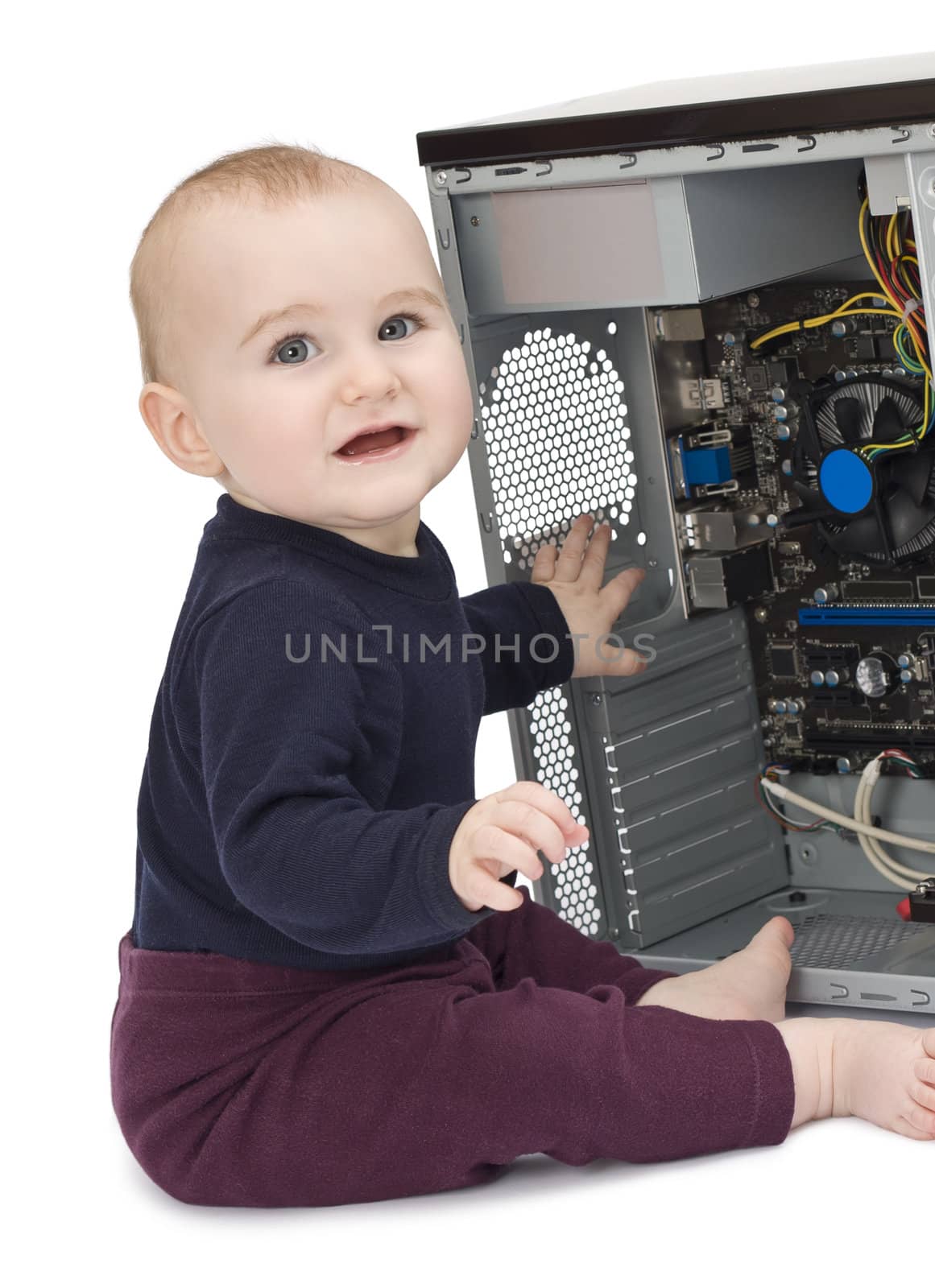 young child with open computer by gewoldi