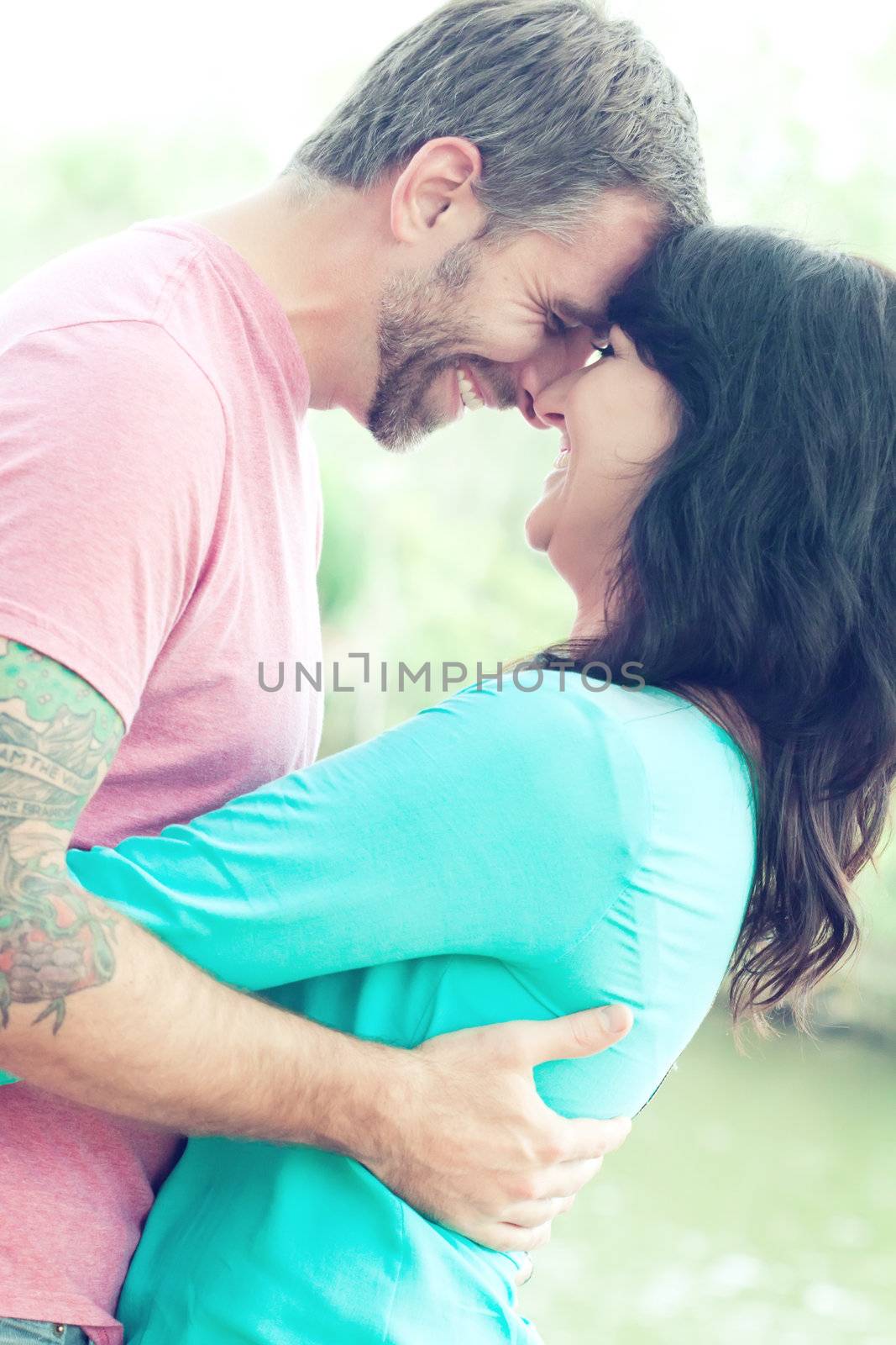 Portraite of a happy couple outdoors in the park 