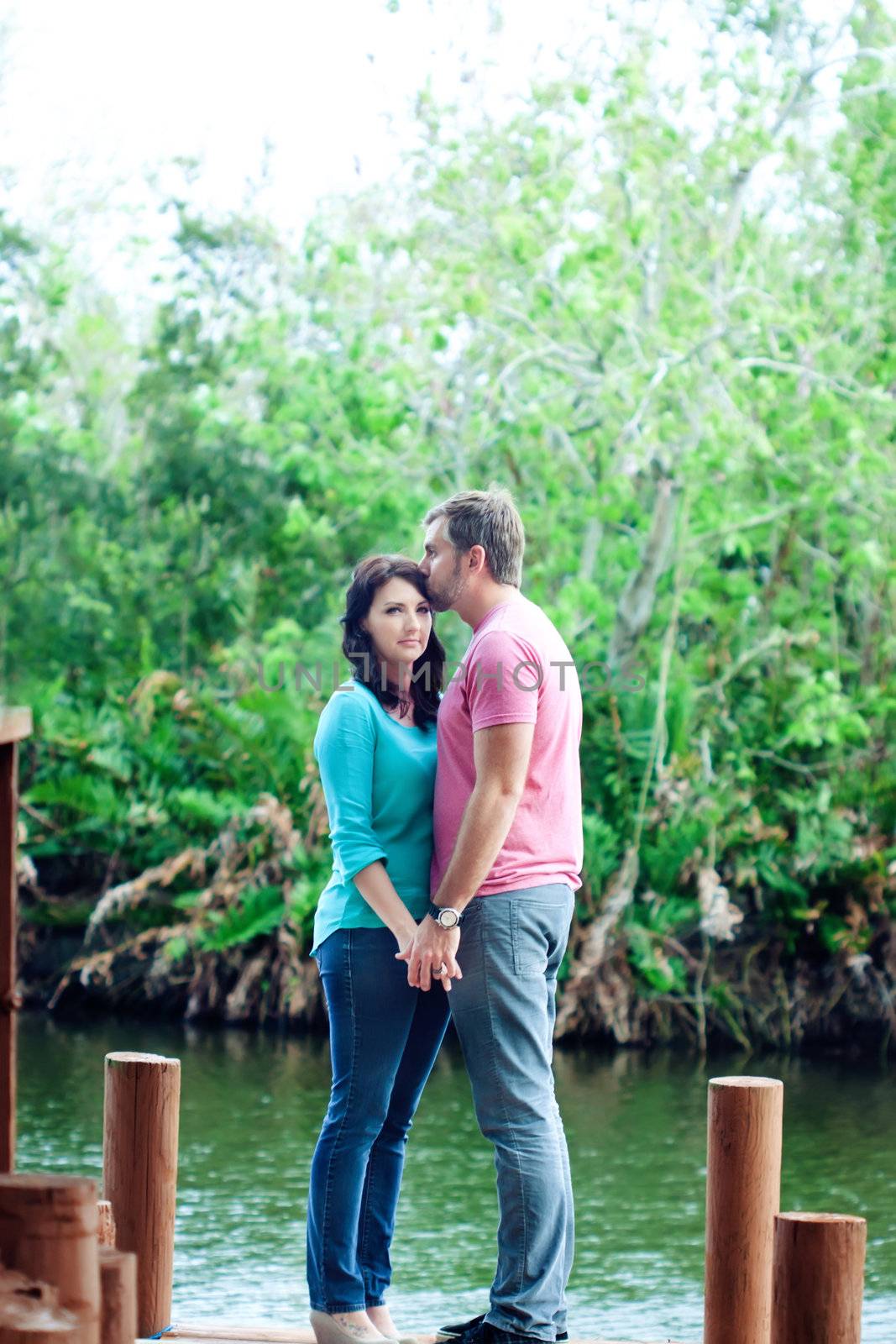 Portraite of a happy couple outdoors in the park 