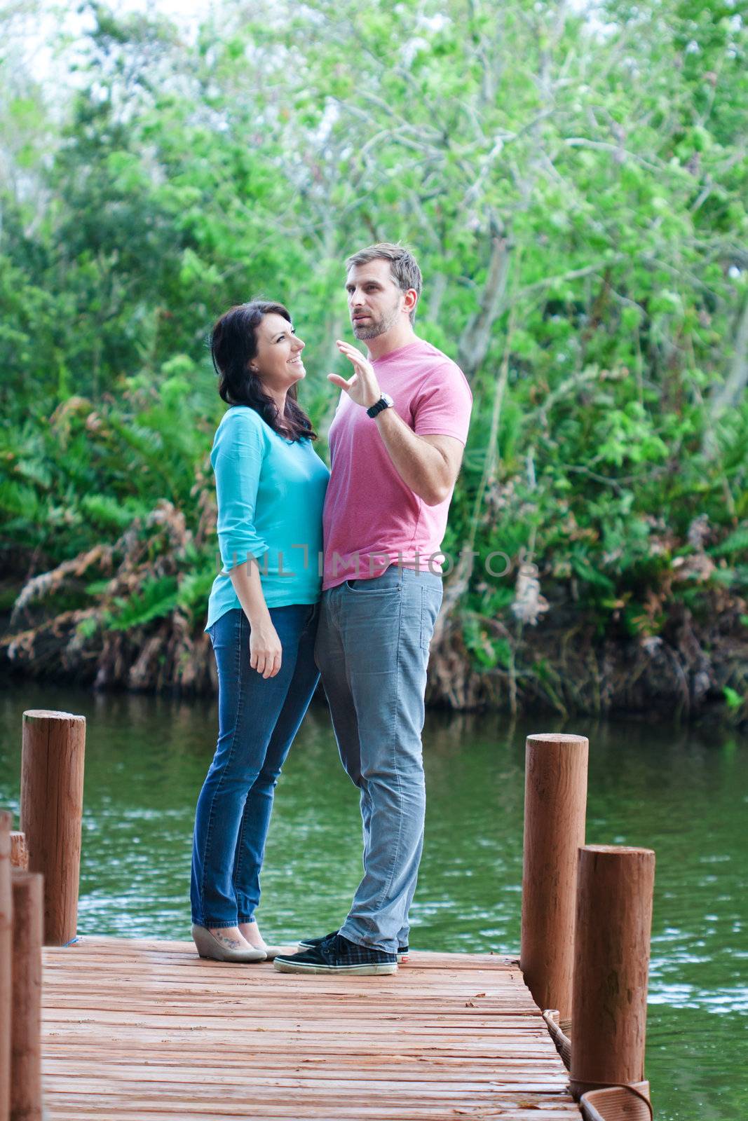 Portraite of a happy couple outdoors in the park 