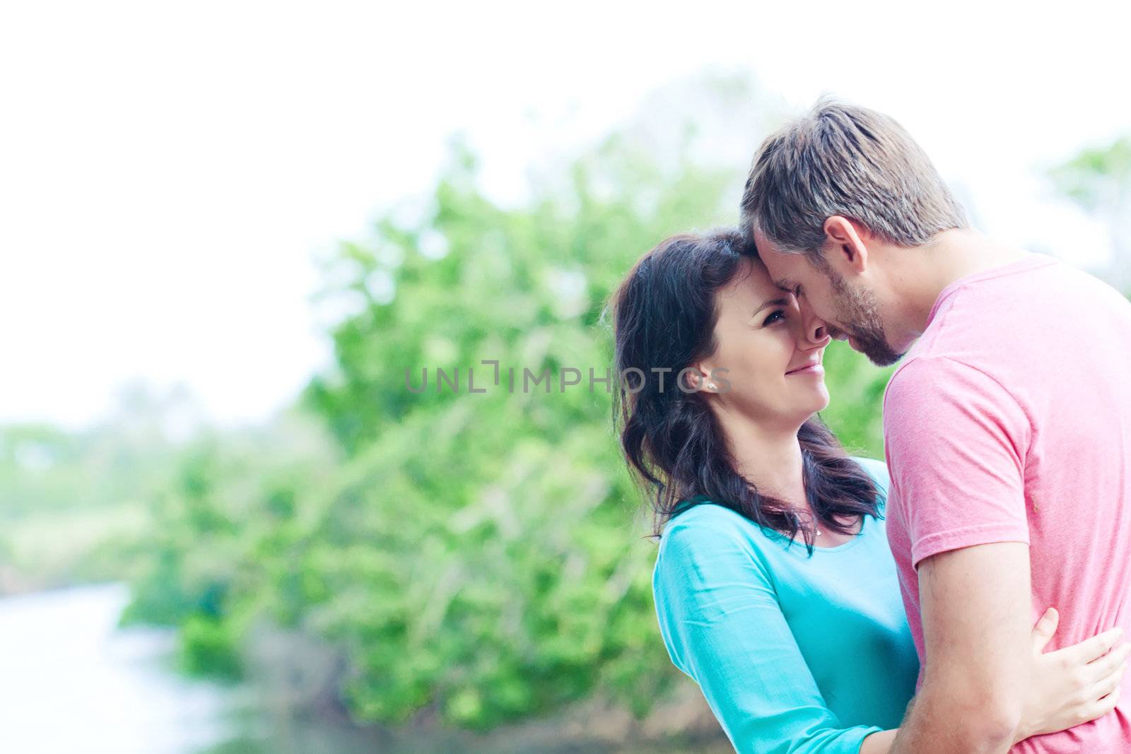 Portraite of a happy couple outdoors in the park 