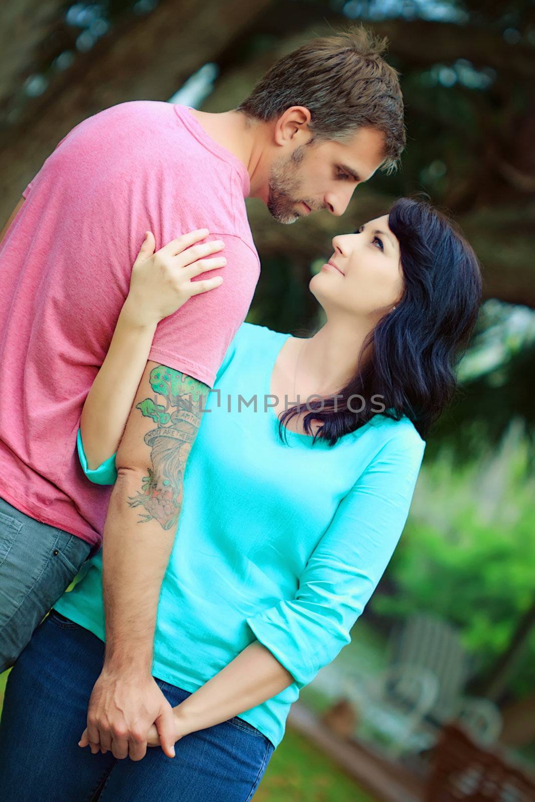 Portraite of a happy couple outdoors in the park 