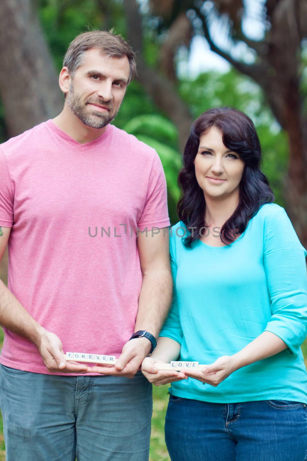 Portraite of a happy couple outdoors in the park 