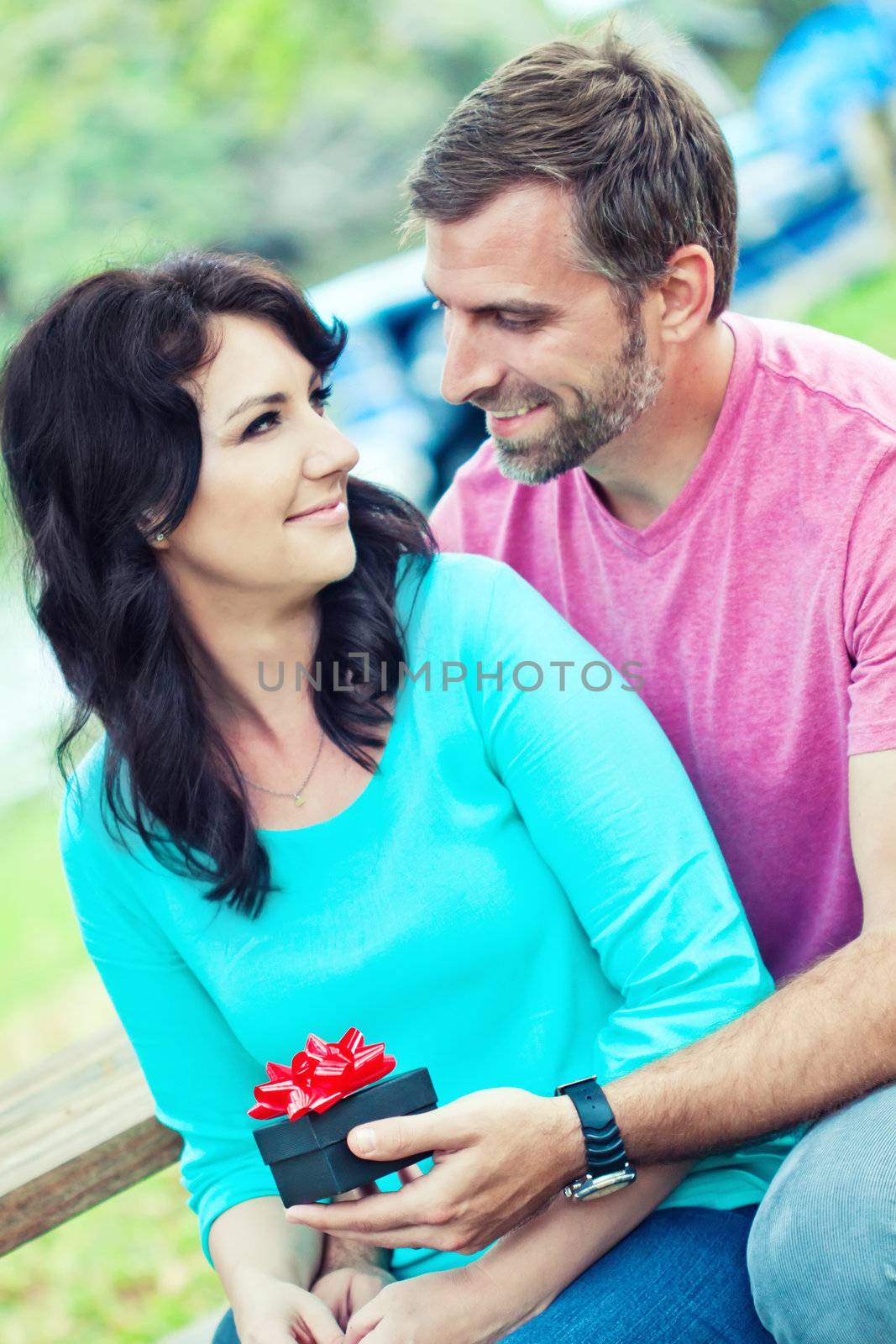 Portraite of a happy couple outdoors in the park 