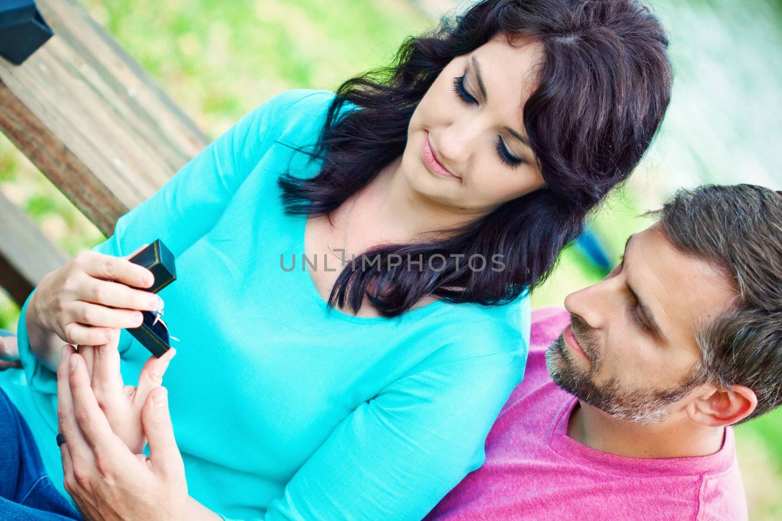 Portraite of a happy couple outdoors in the park 