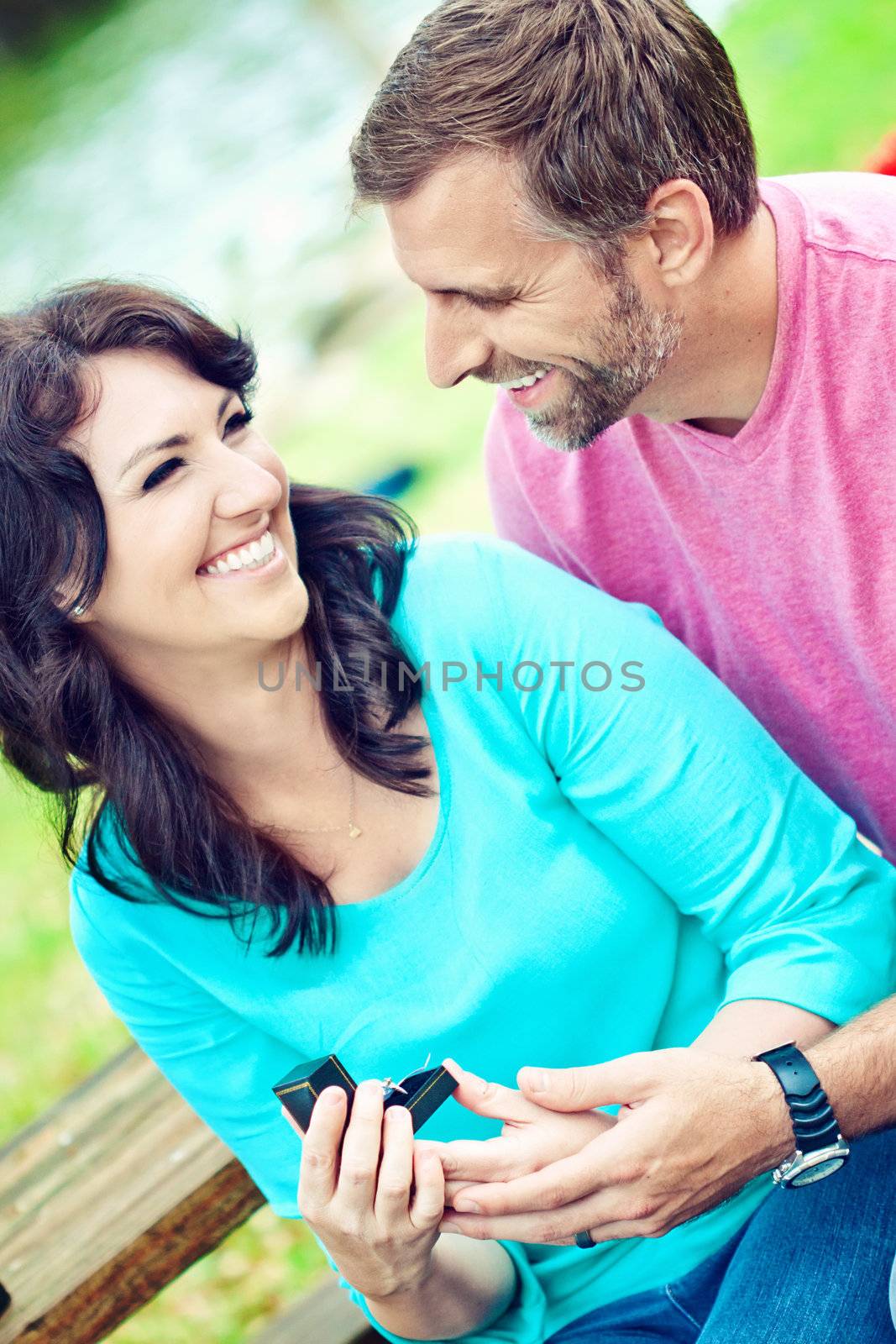 Portraite of a happy couple outdoors in the park 