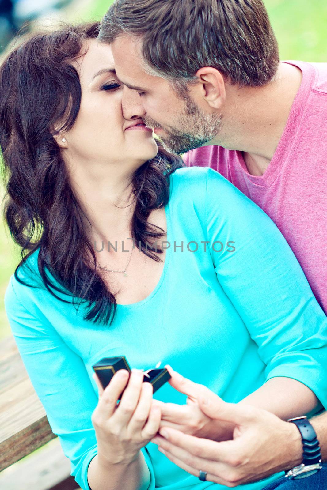 Portraite of a happy couple outdoors in the park 