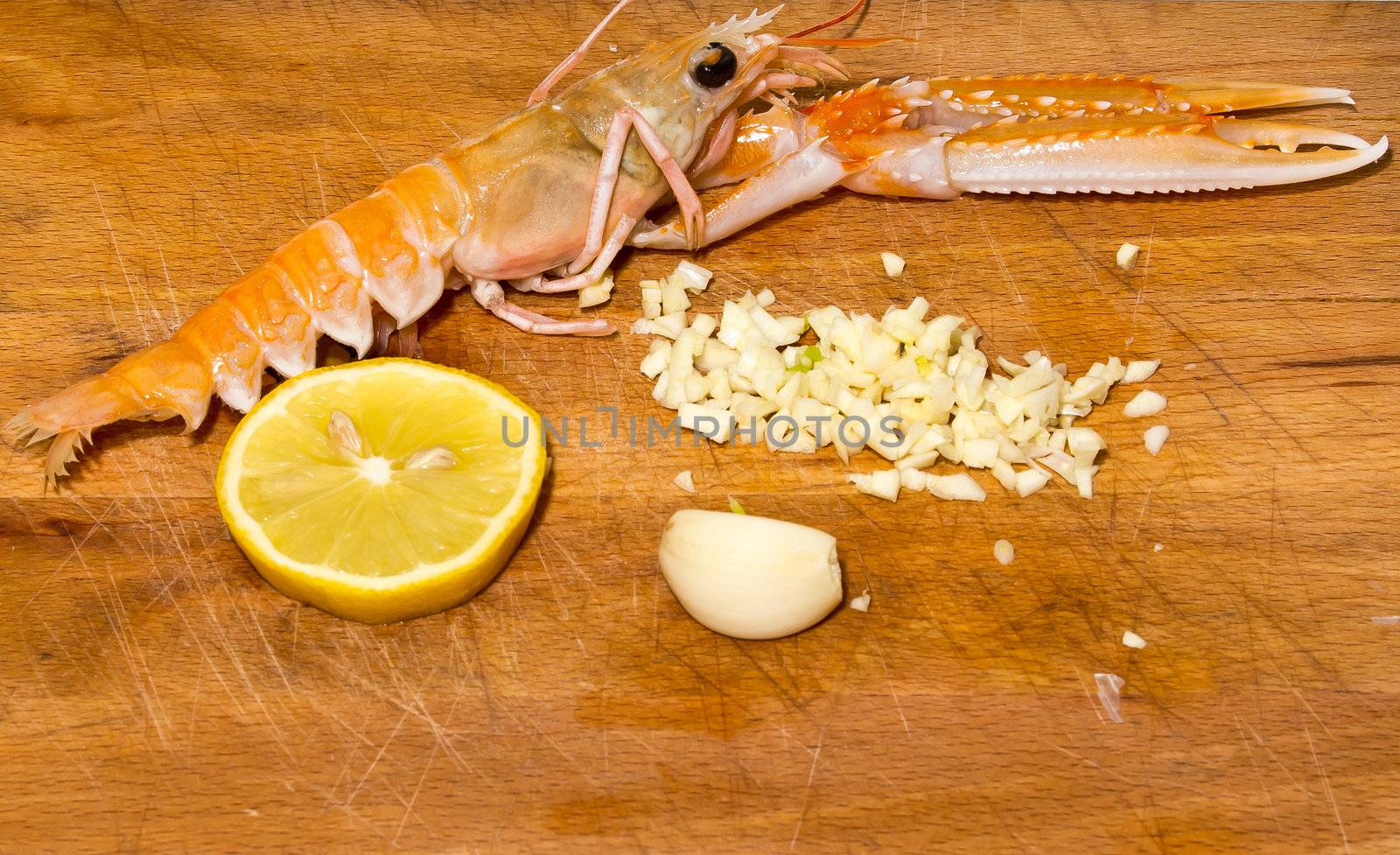 shrimp witl lemon and garlic on wooden table