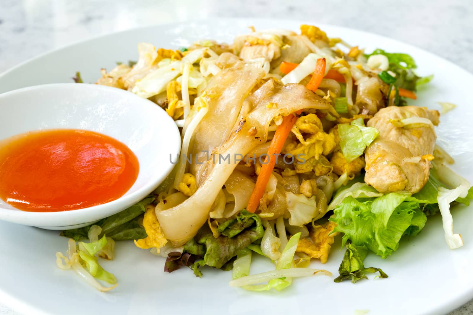 Thai style noodles with vegetables and chicken