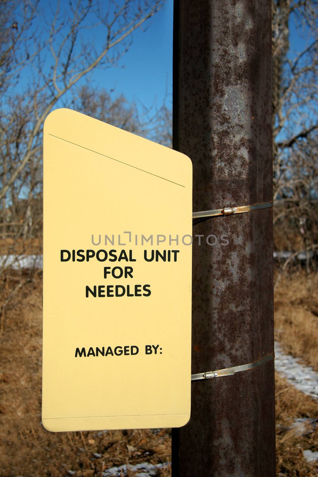 Needle deposit box