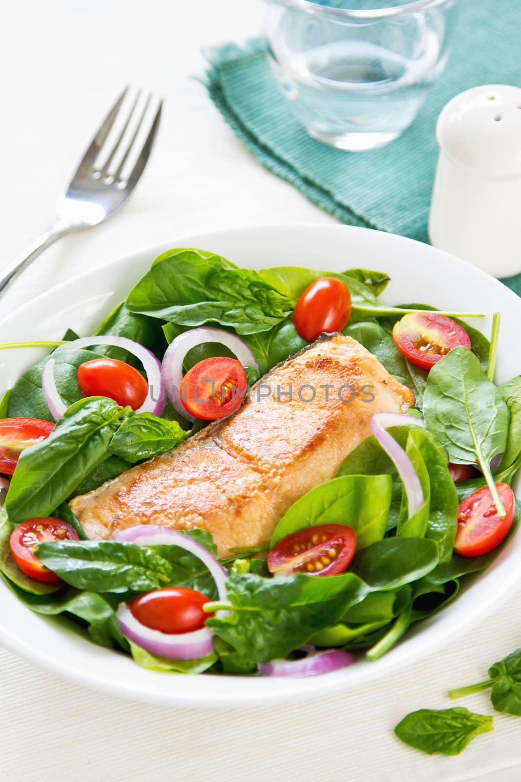 Salmon with Spinach , Cherry tomato  and red onion salad