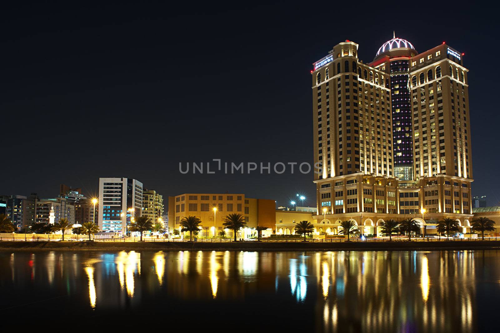 Dubai´s buildings at night.