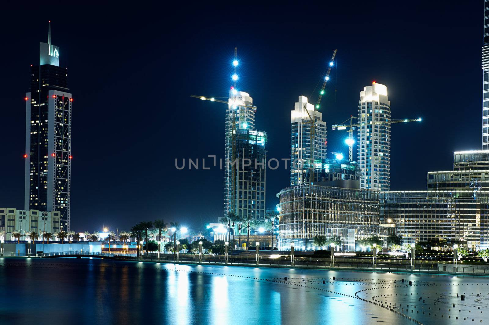 Dubai´s buildings at night.